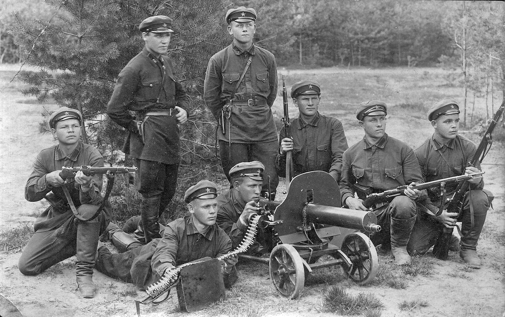 На фото: Командиры и бойцы РККА, 1930 год. Источник: Wikimedia Commons