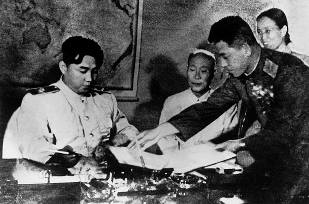 На фото: подписание договора о перемирии 27 июля 1953 года. Истончник: Wikimedia Commons