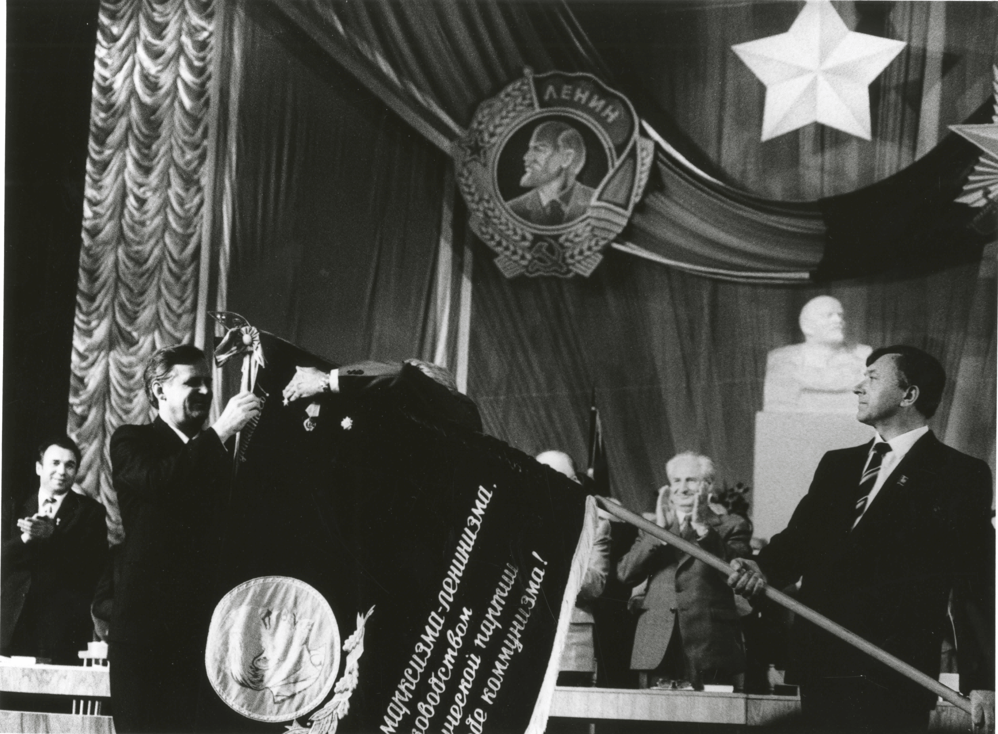 Н. И. Рыжков вручает Смоленску медаль «Золотая Звезда». 21 июня 1985 г., г. Смоленск (ГАНИСО. Ф. Р-2807. Оп. 1. Д. 248. Л. 7)